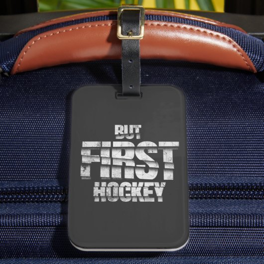 But First Hockey – Funny Hockey Lover Quote Design Gepäckanhänger (Vorderseite Insitu 2)