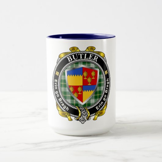 Butler Irish Shield Abzeichen Personalisiert Tasse (Zentrum)