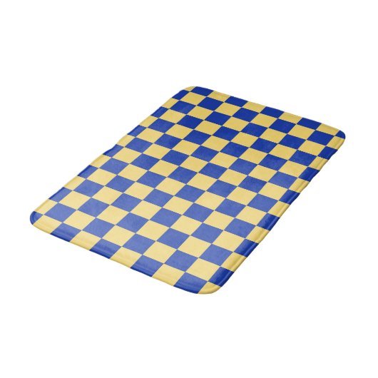 Butter yellow and blue checkered board pattern badematte (Schrägansicht)