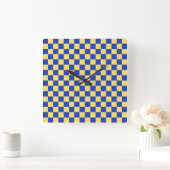 Butter yellow and blue checkered board pattern quadratische wanduhr (Zuhause)