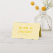 Butter Yellow Bold Typografy Simple Wedding Platzkarte (Vorderseite)