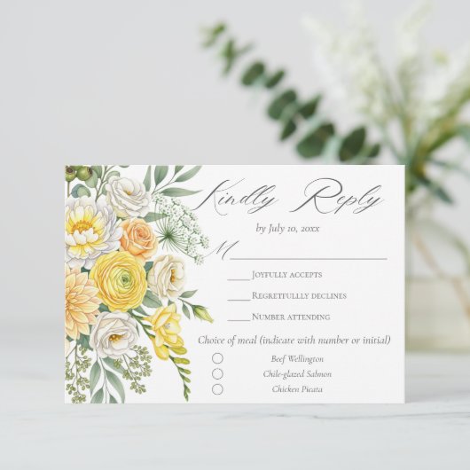 Butter Yellow Peach Sage Green Floral Wedding Meal RSVP Karte (Stehend Vorderseite)