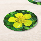 Buttercup Blume bewundern. Runder Pappuntersetzer (Angewinkelt)