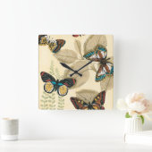 Butterflies Gliding Over Leaves Quadratische Wanduhr (Zuhause)