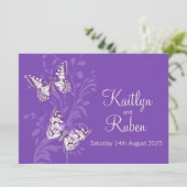 Butterflies lila Weißcreme-Hochzeit Einladung (Stehend Vorderseite)