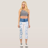 Butterfly Chic | Klassisches Blau und Weiß Capri Leggings (Vorderseite)