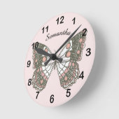 Butterfly & Custom Name on Soft Pink Runde Wanduhr (Winkel)