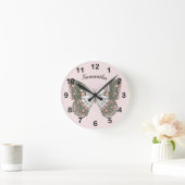 Butterfly & Custom Name on Soft Pink Runde Wanduhr (Zuhause)