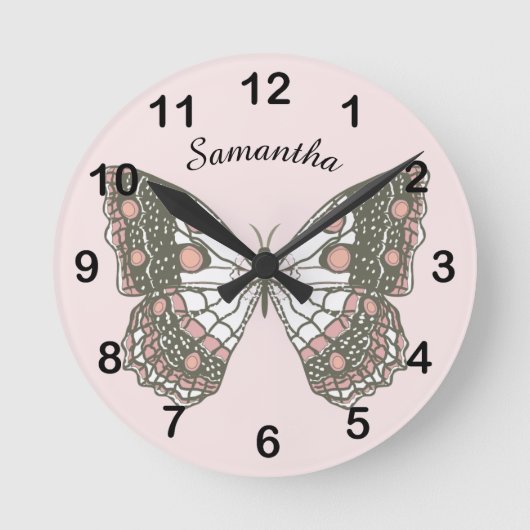 Butterfly & Custom Name on Soft Pink Runde Wanduhr (Vorderseite)