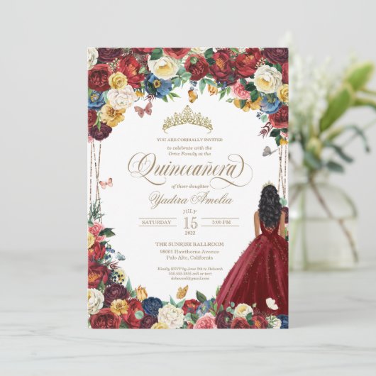 Butterfly Garden Burgund Blume Quinceanera Einladung (Stehend Vorderseite)
