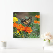 Butterfly on Orange and Yellow Flowers Wall Clock Quadratische Wanduhr (Zuhause)