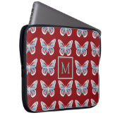 Butterfly Pattern on Burgundy Monogram Laptopschutzhülle (Vorne Rechts)