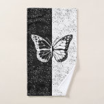 Butterfly Romantic Girly Ästhetik Elegant Klasse Handtuch<br><div class="desc">Schönes Design mit schwarz-weißem Schmetterling auf zweifarbigem Hintergrund.</div>