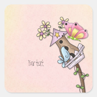 Butterfly und Vogel treffen sich im Vogelhaus Quadratischer Aufkleber