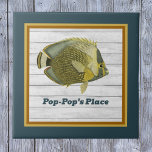 Butterflyfish in Aquamarin und Gold mit Name versc Fliese<br><div class="desc">Dieses Vintage-Bild von Chaetodon reticulatus, gemeinhin als "Gespeicherter Butterflyfisch" oder "Reticulated" oder "Black Butterfly Fisch" bezeichnet, ist eine fröhliche Ergänzung zu Ihrer Küche und Ihrem Wohnbereich. Passen Sie den Text an, um Ihren Namen oder Ihre Nachricht hinzuzufügen. Stellen Sie sicher, dass Sie den Text dort personalisieren, wo er angezeigt wird....</div>