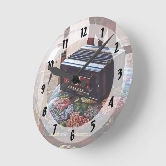 Button-Akkordeon auf dem Stuhl mit festem Sitz Runde Wanduhr (Winkel)