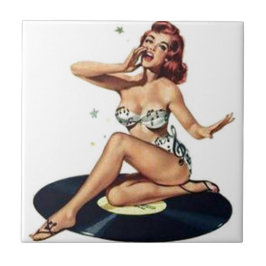 Button herauf das Mädchen, das auf Aufzeichnung Fliese