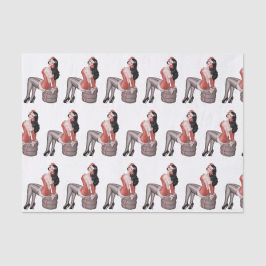 Button Up Girl sitzt auf Reifen Seidenpapier (Vorderseite)