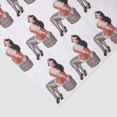 Button Up Girl sitzt auf Reifen Seidenpapier (Ausschnitt)