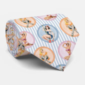 Button Up Ladys - Retro Models Pinups Krawatte (Gerollt)