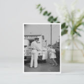 Buying Ice Cream Postkarte (Stehend Vorderseite)