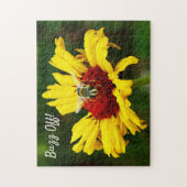 Buzz Off Bee auf hellgelber Wildblume Puzzle (Vertikal)