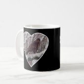 Buzzard auf der Snowy Branch in der Herz-Tasse Kaffeetasse (Vorderseite Links)