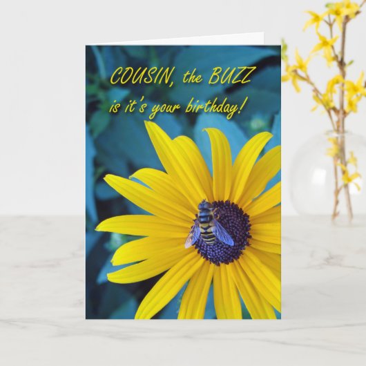 Buzzy Birthday Cousin Bee auf Blume Karte (Gelbe Blume)