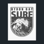 Byron Bay Surf Club Postkarte<br><div class="desc">Byron Bay Surf Club Design mit Ozeanwellendarstellung im Abzeichen Stil.</div>