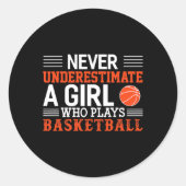 Bysketbyll unterschätzt nie ein Mädchen, das vorbe Runder Aufkleber (Vorderseite)