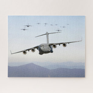 C-17 Globemaster III-Flugzeug fliegt über Blue Rid Puzzle