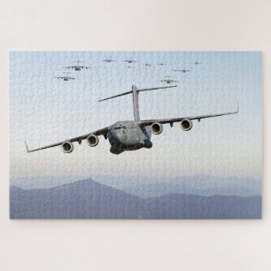 C-17 Globemaster III-Flugzeug fliegt über Blue Rid Puzzle
