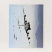 C-17 Globemaster III Flugzeuge fliegen über Blue R Puzzle (Vertikal)