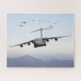 C-17 Globemaster III Flugzeuge fliegen über Blue R Puzzle