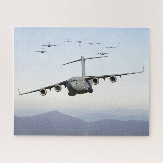 C-17 Globemaster III Flugzeuge fliegen über Blue R Puzzle (Horizontal)