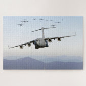 C-17 Globemaster III Flugzeuge fliegen über Blue R Puzzle (Horizontal)