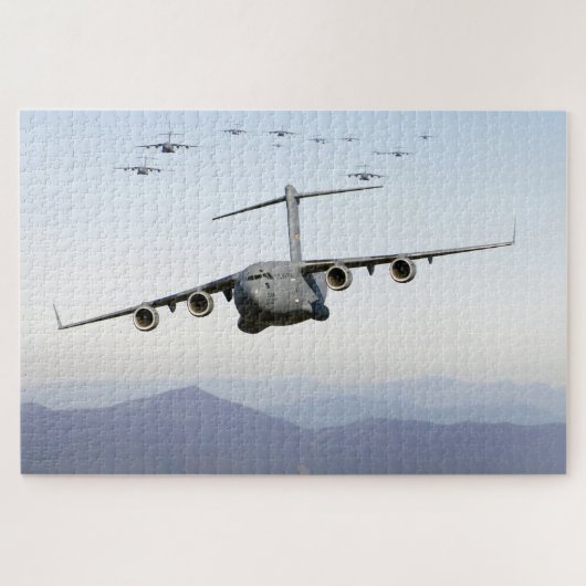 C-17 Globemaster III Flugzeuge fliegen über Blue R Puzzle (Horizontal)