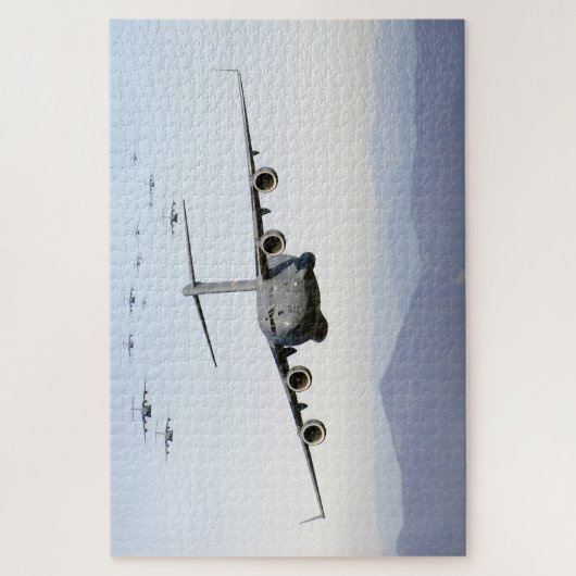 C-17 Globemaster III Flugzeuge fliegen über Blue R Puzzle (Vertikal)