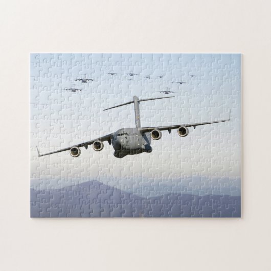 C-17 Globemaster III Flugzeuge fliegen über Blue R Puzzle (Horizontal)