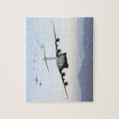 C-17 Globemaster III Flugzeuge fliegen über Blue R Puzzle (Vertikal)