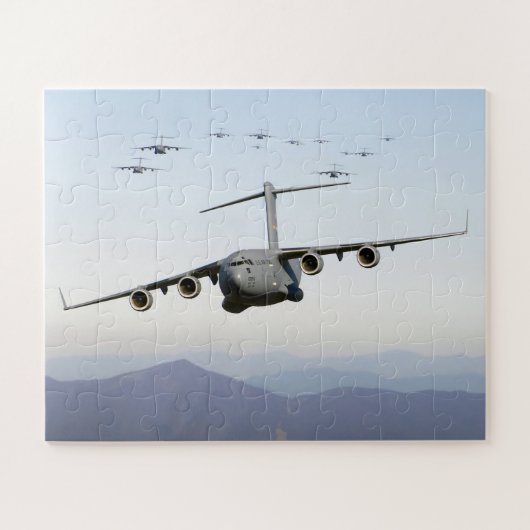 C-17 Globemaster III Flugzeuge fliegen über Blue R Puzzle (Horizontal)