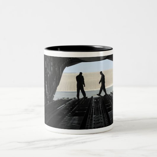 C-17A Globemaster III Zweifarbige Tasse (Mittel)