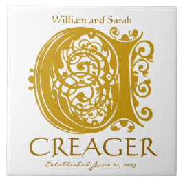 C Gold Monogramm auf Weiß - Namen Hochzeitdatum Ti Fliese