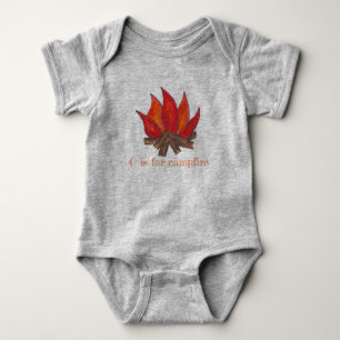 C ist für Campfire Camp Feuer Flammen Logs Außenbe Baby Strampler