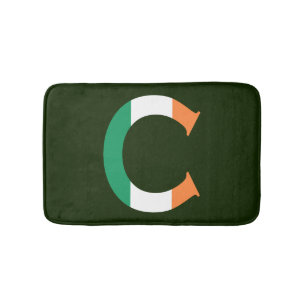 C Monogram überlagert sich auf irischer Flagge Badematte
