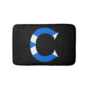 C Monogram überlagert sich auf schottischer Flagge Badematte
