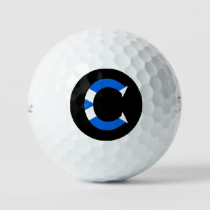 C Monogram überlagert sich auf schottischer Flagge Golfball