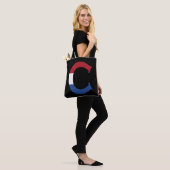 C Monogramm überlagert auf der NLD-Flagge auf bk s Tasche (Am Model)