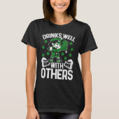 C St Patrick's Day Drinks Well With Others Irish T-Shirt (Vorderseite)