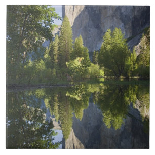CA, Yosemite NP, El Capitan spiegelt sich im Merce Fliese